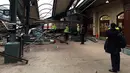 Petugas mengamati kereta komuter yang tergelincir dan menabrak peron Stasiun Hoboken, New Jersey, Kamis (29/9). Satu orang tewas akibat kecelakaan yang terjadi di jam sibuk dan lebih dari 100 orang terluka. (Courtesy of Corey Futterman via REUTERS)