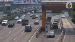 Pengendara melakukan transaksi pembayaran masuk tol saat memasuki tol Tangerang-Jakarta, di kawasan Tangerang, Selasa (4/1/2022). Sistem bayar tol tanpa berhenti ini mulai diberlakukan tahun 2022 ini. (Liputan6.com/Angga Yuniar)