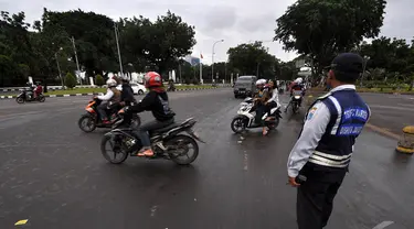 Sejumlah kendaraaan roda dua saat melintasi untuk memasuki kawasan monas, Jakarta, Kamis (1/1/2015). ( Liputan6.com/Miftahul Hayat)