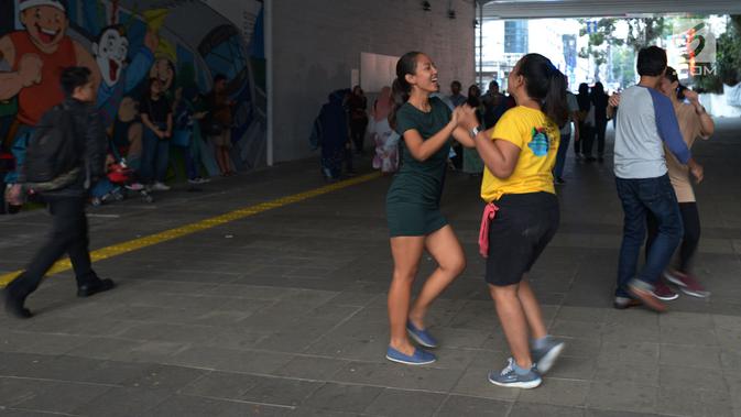 i Salsa menari di terowongan Kendal, Jakarta, Jumat (28/6/2019). Aksi komunitas salsa ini dilakukan untuk menghibur para pejalan kaki yang melintas di terowongan dekat Stasiun Sudirman tersebut. (Merdeka.com/Imam Buhori)
