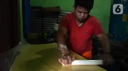Pekerja membuat adonan kue kering di usaha pembuatan kue Pusaka Kwitang di kawasan Kwitang, Jakarta Pusat, Selasa (27/4/2021). Pada masa pandemi COVID-19, usaha milik Hasanudin ini masih memenuhi stok walau tidak banyak permintaan dari para agen. (merdeka.com/Imam Buhori)