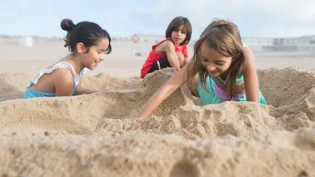 membangun istana pasir