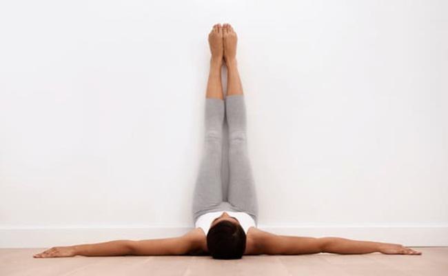 Pose kaki di dinding membawa efek relaksasi/copyright Shutterstock.com