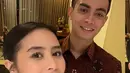 Prilly tampil mengenakan kebaya putih polos model kutu baru. Kebaya lengan panjang tersebut diperindah dengan bros keemasan. [@prillylatuconsina96]