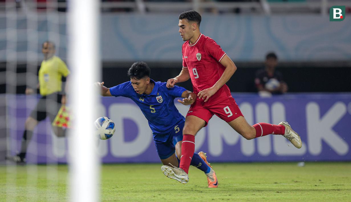 <p>Pemain Timnas Indonesia U-19, Jens Raven (kanan) berusaha merebut bola dari penguasaan pemain Thailand U-19, Singha Marasa pada laga final Piala AFF U-19 2024 di Stadion Gelora Bung Tomo, Surabaya, Senin (29/7/2024). (Bola.com/Bagaskara Lazuardi)</p>