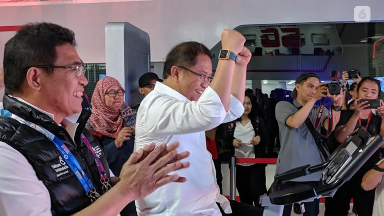 Menkominfo Rudiantara menjajal wahana teknologi 5G di Telkomsel 5G Experience Center. Liputan6.com/Jeko I.R