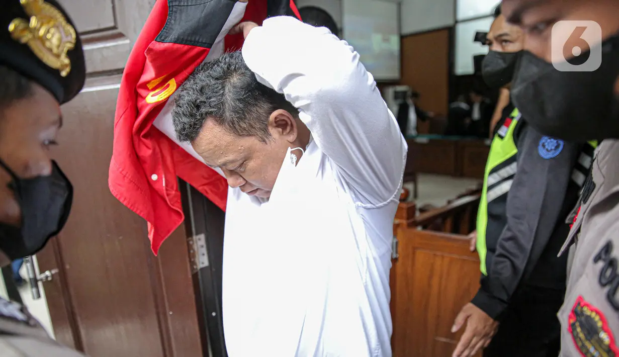 Terdakwa kasus pembunuhan Brigadir Nopriansyah Yosua Hutabarat atau Brigadir J, Kuat Ma'ruf usai menjalani sidang lanjutan di Pengadilan Negeri Jakarta Selatan, Jakarta, Rabu (26/10/2022). Dalam sidang tersebut hakim menolak eksepsi Kuat Ma'ruf. (Liputan6.com/Faizal Fanani)