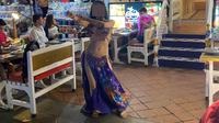 Restoran minta maaf atas pertunjukan tari perut oleh penari hampir telanjang di dekat sebuah masjid di Singapura. (dok. Facebook&nbsp;Abu Jalal Sarimon/https://www.facebook.com/photo.php?fbid=10159156115086845&amp;set=pcb.10159156115276845&amp;type=3&amp;theater)