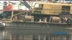 Satu orang tewas dan lima lainnya mengalami luka akibat perahu yang ditumpanginya tertimpa alat berat proyek.