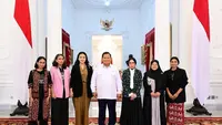 Presiden Prabowo bertemu tim film Women from Rote Island yang mewakili Indonesia di Piala Oscar 2025. Pertemuan digelar di Istana Negara, pekan ini. (Foto: Dok. Instagram @melly_goeslaw)
