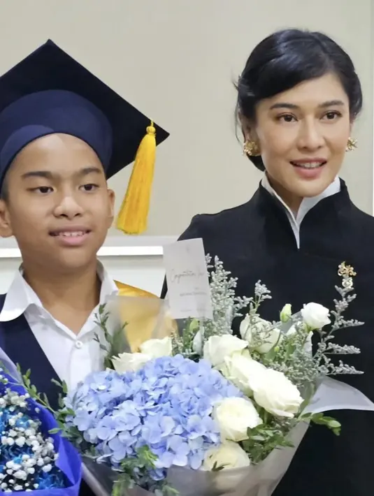 Dian tampil dengan riasan wajah natural menggunakan lipstik tipisnya. Dengan rambut yang disanggul modern berponi samping. (@therealdisastr)