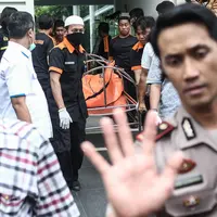 Sebanyak enam orang ditemukan tewas di sebuah rumah di Jalan Pulomas Utara No 7A, Pulogadung, Jakarta Timur, Selas (27/12). Diduga mereka satu keluarga yang menjadi korban perampokan dan pembunuhan. (Liputan6.com/Faizal Fanani)