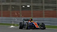 Pembalap Manor Racing Formula One asal Indonesia, Rio Haryanto saat melakukan latihan kedua di Sirkuit Sakhir, Bahrain, (1/4). GP Bahrain akan digelar pada Minggu (3/4). (REUTERS / Hamad I Mohammed)