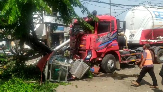 Hindari Pemotor Yang Lawan Arus Truk Tangki Tabrak 8 Warung Di Bogor News Liputan6 Com