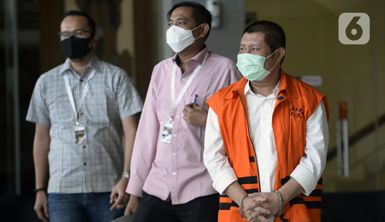 Bupati nonaktif Bengkalis Amril Mukminin (kanan) usai menandatangani penyerahan berkas P21 tahap 2 di Gedung KPK, Jakarta, Kamis (4/6/2020). Amril Mukminin segera disidangkan terkait kasus dugaan menerima suap proyek pembangunan jalan Duri-Sei Pakning. (merdeka.com/Dwi Narwoko)