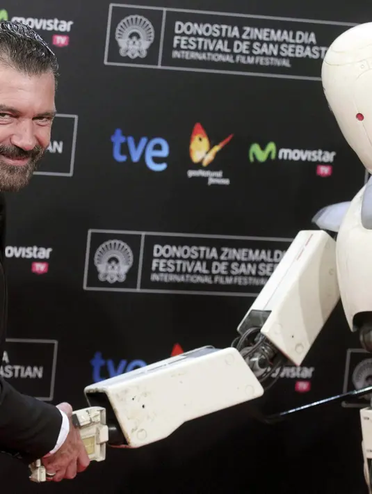 Seorang juru bicara untuk sekolah itu mengatakan, 'Antonio mulai dari awal dan belajar dasar-dasar menjahit pesanan'. (Bintang/EPA)