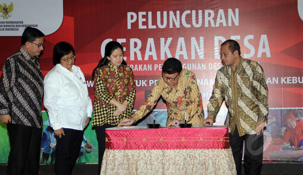 Menteri Dalam Negeri Tjahjo Kumolo (kedua kanan) menandatangani Gerakan Desa di Jakarta, Selasa (7/4/2015). Para menteri tersebut melakukan sinkronisasi pembangunan desa. (Liputan6.com/Helmi Afandi)