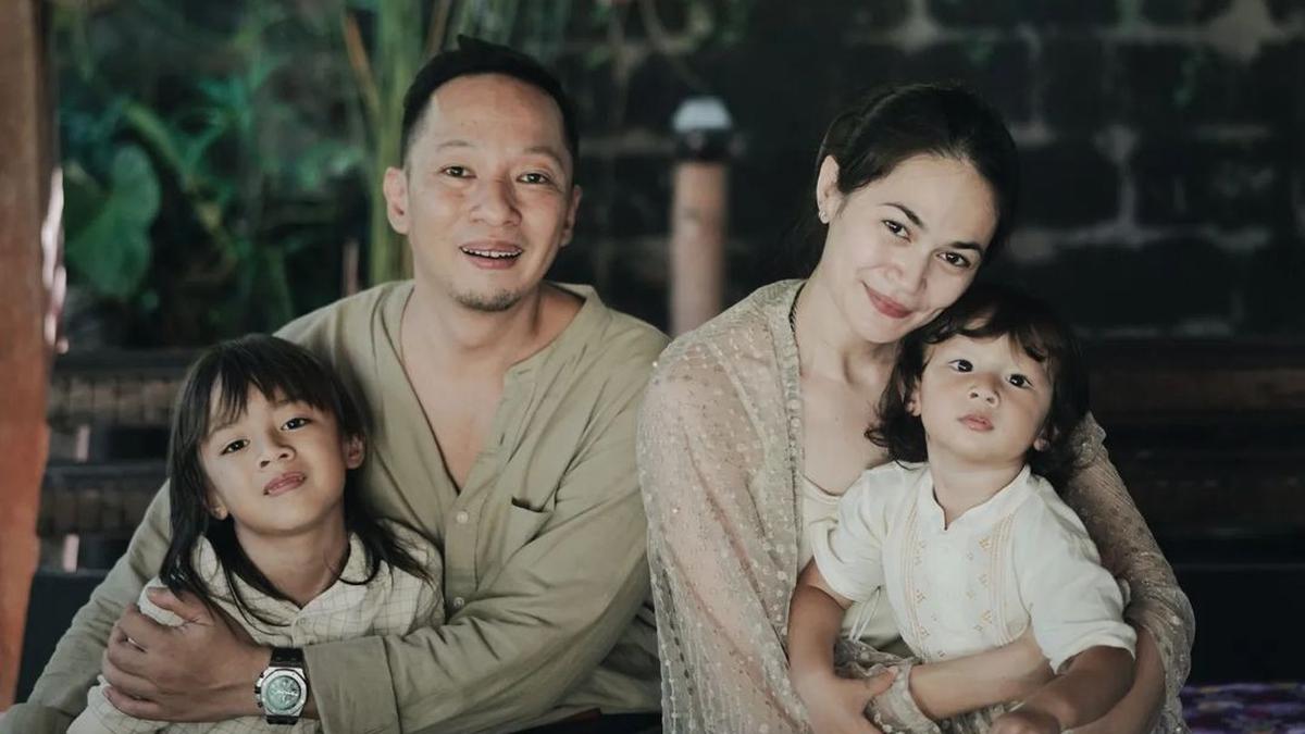Potret Kebahagiaan Ringgo Agus dan Sabai Morscheck Rayakan Kelancaran Operasi Bjorka Sang Putra