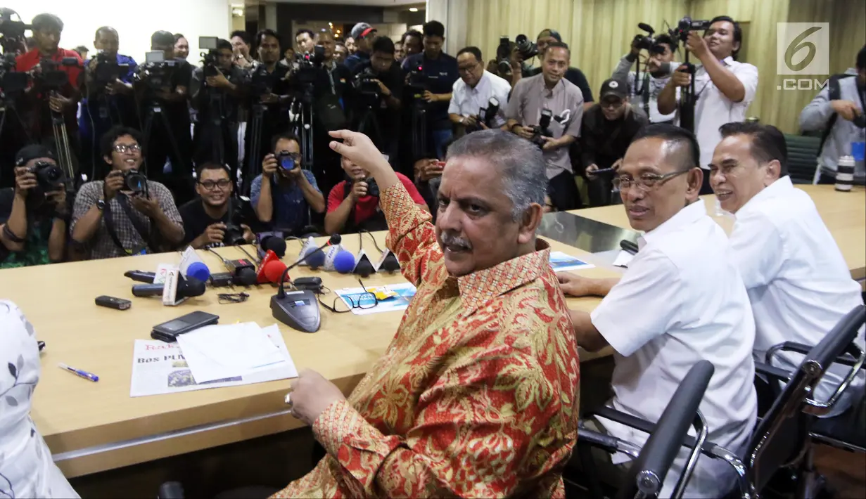 Dirut PLN Sofyan Basir (kiri) memberi keterangan pers setelah rumahnya digeledah oleh KPK, Jakarta, Senin (16/7). Sofyan mengaku dirinya sebagai warga negara yang patuh dan taat hukum. (Liputan6.com/Arya Manggala)