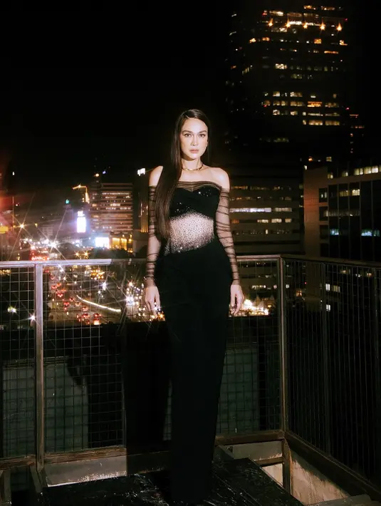 Look ini pun terasa semakin menyatu dengan gaun hitam transparan bertabur kilau dari Hian Tjen, menciptakan kesan sleek yang powerful sekaligus feminin. [@lunamaya].