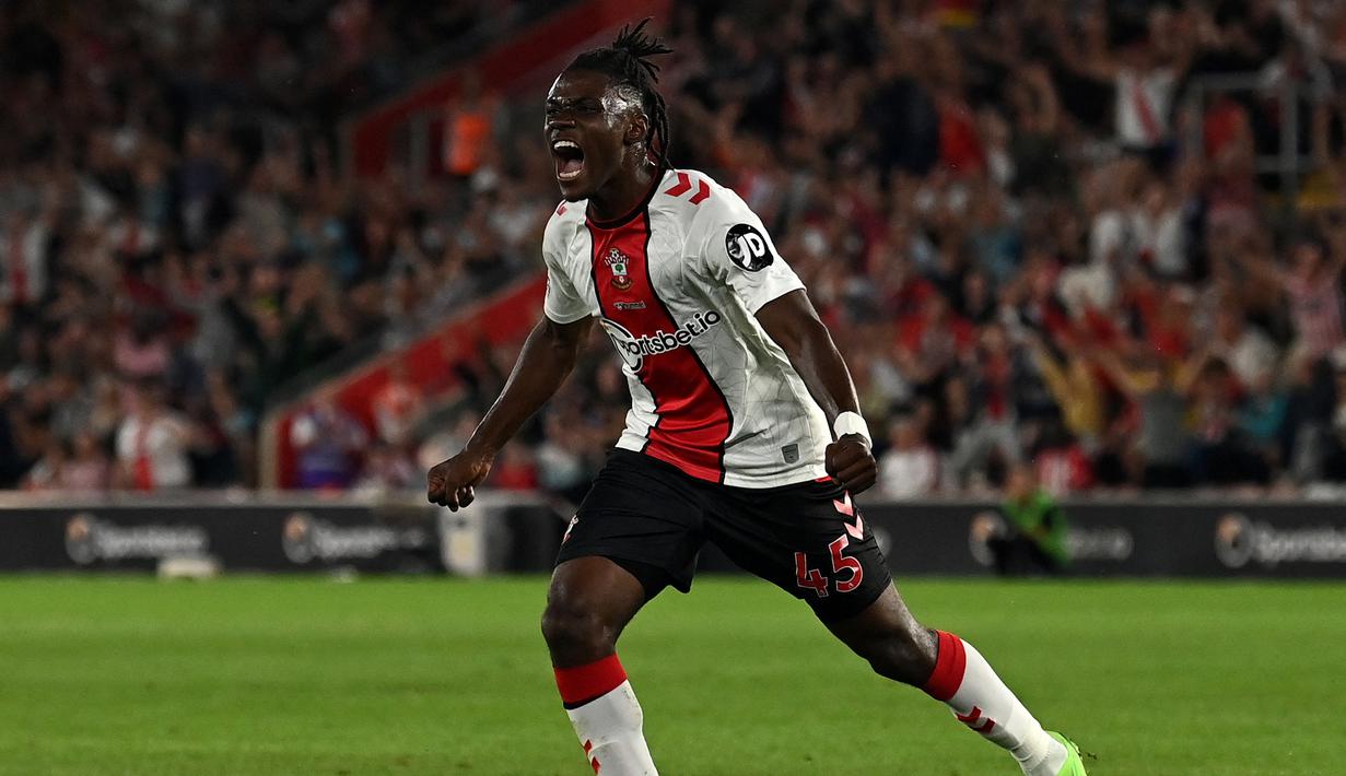 Romeo Lavia. Gelandang Belgia milik Sotuhampton ini menjadi pemain termuda kelima yang melakukan debut di Liga Inggris musim 2022/2023. Ia berusia 18 tahun dan 7 bulan saat diturunkan pelatih Jurgen Klopp pada pekan pertama (6/8/2022) melawan tuan rumah Tottenham Hotspur. Dalam laga yang berujung kekalahan 1-4 tersebut, ia langsung bermain sebagai starter dan tampil penuh selama 90 menit. (AFP/Glyn Kirk)