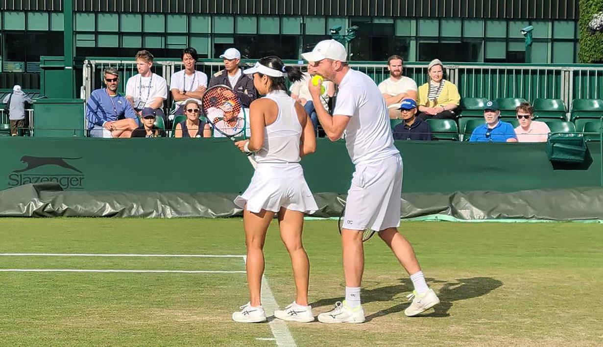 Ganda campuran Aldila Sutjiadi/Matwe Middelkoop saat menghadapi pasangan Marta Kostyuk (Ukraina)/Marcelo Arevalo (El Salvador) pada laga perempatfinal turnamen tenis Grand Slam Wimbledon 2023 di All England Tennis Club, Wimbledon, Inggris, Selasa (11/7/2023). (www.instagram.com/dila11)