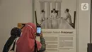 Pengunjung melihat koleksi saat berwisata sejarah di Museum Perumusan Naskah Proklamasi, Menteng, Jakarta Pusat, Selasa (16/8/2022). Menjelang perayaan HUT Kemerdekaan RI, rumah bersejarah yang menjadi saksi bisu terciptanya naskah Proklamasi itu ramai dikunjungi, baik anak-anak maupun orang dewasa untuk lebih dekat tentang perjalanan lahirnya Indonesia. (merdeka.com/qbal S Nugroho)