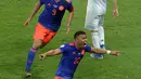 Pemain Argentina, Roger Martinez (depan) berselebrasi usai mencetak gol ke gawang Argentina pada pertandingan grup B Piala Copa America 2019 di Arena Fonte Nova di Salvador, Brasil (15/6/2019). Kolombia menang atas Argentina 2-0. (AP Photo/Eraldo Peres)