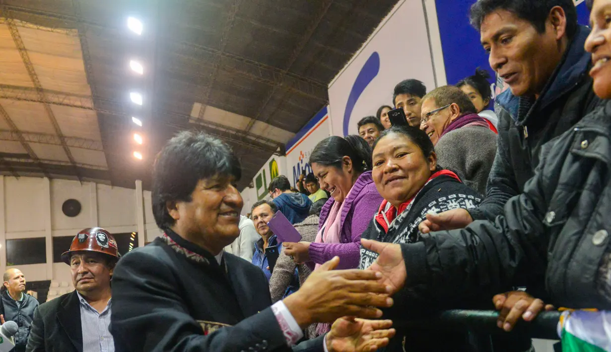 Presiden Bolivia Evo Morales menyapa anggota komunitas Bolivia sebelum bermain bola di Asunción, Paraguay, (14/8). Kedatangan Morales ke Paraguay untuk menghadiri pelantikan presiden terpilih Mario Abdo Benitez. (AFP Photo/Silvio Rojas)