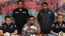 Kabid Humas Polda Metro Jaya Kombes Argo Yuwono (tengah) menunjukkan tersangka jual beli narkoba liquid vape di Jakarta, Kamis (25/10). Tersangka menjual dan menjadi kurir narkoba liquid vape di medsos Instagram dan Line. (Liputan6.com/Immanuel Antonius)