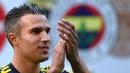 Robin van Persie menyapa suporter Fenerbahce. (AFP PHOTO/OZAN KOSE)