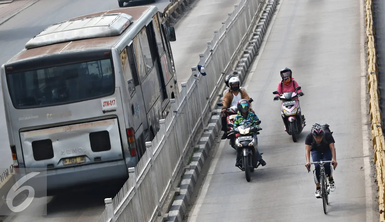 Pemotor saat ingin mendahului bus Transjakarta di Jakarta, Senin (4/1). Buruknya mental pemotor membuat jalur khusus tersebut seringkali disalahgunakan, meskipun kondisi lalu lintas Jakarta dalam kondisi lengang. (Liputan6.com/Immanuel Antonius)