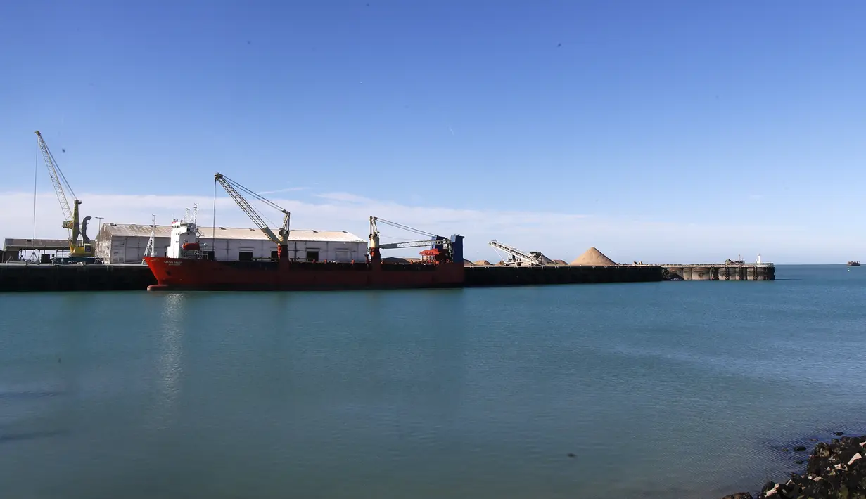Kapal kargo berbendera Rusia berlabuh di pelabuhan Boulogne-sur-Mer, Prancis utara (26/2/2022). Pejabat Prancis mengatakan marinir yang berpatroli di wilayah Selat Inggris telah mencegat kapal kargo yang berlayar di bawah bendera Rusia dan mengawalnya untuk penyelidikan. (AP Photo/Michel Spingler)