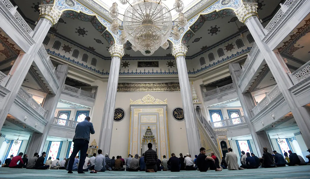 Jemaah salat di Masjid Katedral Moskow, Rusia, Kamis (23/5/2019). Masjid yang dibangun pada tahun 1904 ini selalu ramai oleh aktivitas umat muslim selama Ramadan. (Kirill KUDRYAVTSEV/AFP)
