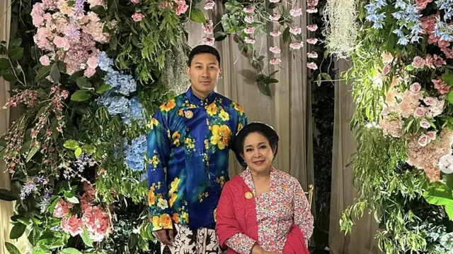 Inspirasi Model Kebaya Bunga ala Titiek Soeharto
