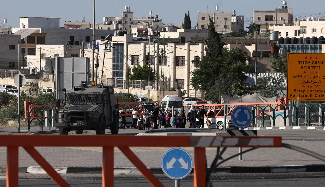 Militer Israel terus membatasi pergerakan warga Palestina di Tepi Barat yang diduduki. (HAZEM BADER/AFP)