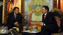 Wapres Jusuf Kalla (kiri) bertemu dengan Presiden Mongolia Tsakhiagiin Elbegdorj (kanan) di State Great Khural Palace, Mongolia, Kamis (14/7). (TIM MEDIA WAPRES)