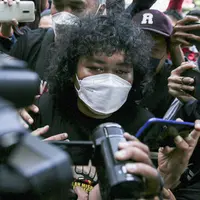 Komika Marshel Widianto tiba di Markas Polda Metro Jaya, Jakarta, Kamis (7/4/2022). Marshel Widianto menjalani pemeriksaan sebagai saksi terkait pembelian puluhan konten pornografi Gusti Ayu Dewanti alias Dea OnlyFans. (Liputan6.com/Faizal Fanani)