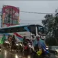 Sebuah bus mengalami kecelakaan tunggal di jalur Puncak, Kabupaten Bogor, Jawa Barat, Minggu (27/8/2023). (Dok. Liputan6.com/Achmad Sudarno)