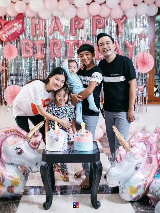 Ruben juga menceritakan kehidupan ekonomi keluarganya kala itu yang bisa dibilang pas-pasan. Ia pun tinggal di rumah yang cukup kecil dengan penghuni yang terbilang banyak. Untuk itu lah Ruben selalu berusaha mencukupi kebutuhannya. (Instagram/ruben_onsu)