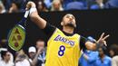 Petenis Australia, Nick Kyrgios, memakai jersey Kobe Bryant sebelum laga Australia Open di Melbourne, Australia, Senin (27/1). Akibat kecelakaan helikopter, legenda NBA itu wafat bersama sang putri. (AFP/William West)