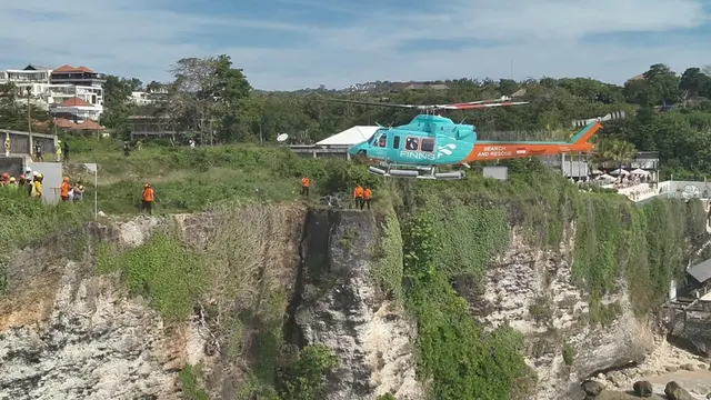 Tim SAR Denpasar mengevakuasi dua warga negara asing asal Rusia yang terjebak di bawah tebing di Pantai Cemongkak menggunakan helikopter.
