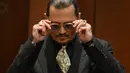 Aktor Johnny Depp bersaksi pada persidangan pencemaran nama baik di Fairfax County Circuit Courthouse, Fairfax, Virginia, Amerika Serikat, 19 April 2022. Johnny Depp menggugat mantan istrinya, Amber Heard, atas pencemaran nama baik. (JIM WATSON/POOL/AFP)