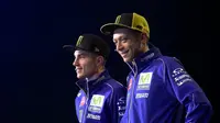 Valentino Rossi dan Maverick Vinales pada peluncuran motor baru Yamaha di Madrid, Spanyol, Kamis (19/1/2017). (Bola.com/Twitter/Crash)