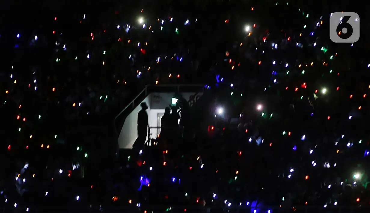 Suasana penonton saat menyaksikan konser bertajuk Raisa Live in Concert di Stadion Utama Gelora Bung Karno (SUGBK), Senayan, Jakarta, 25 Februari 2023. Konser Raisa yang sempat tertunda hampir tiga tahun karena pandemi COVID-19 ini mencetak sejarah sebagai penyanyi solo wanita yang mengadakan konser di (SUGBK). (Kapanlagi.com/Bambang E. Ros)