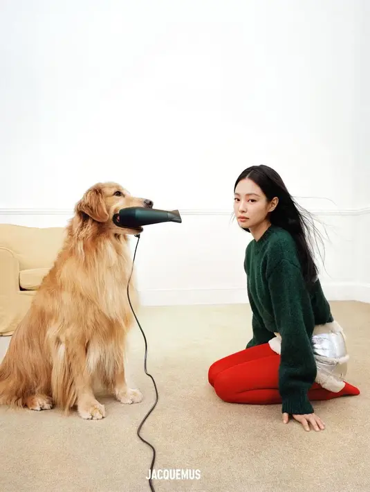 Dengan look yang lebih santai, Jennie kenakan cashmere crop sweater hijau dengan rok mini silver. Dipadukan dengan stocking merah sebagai sentuhan Natal yang khas [@jacquemus]