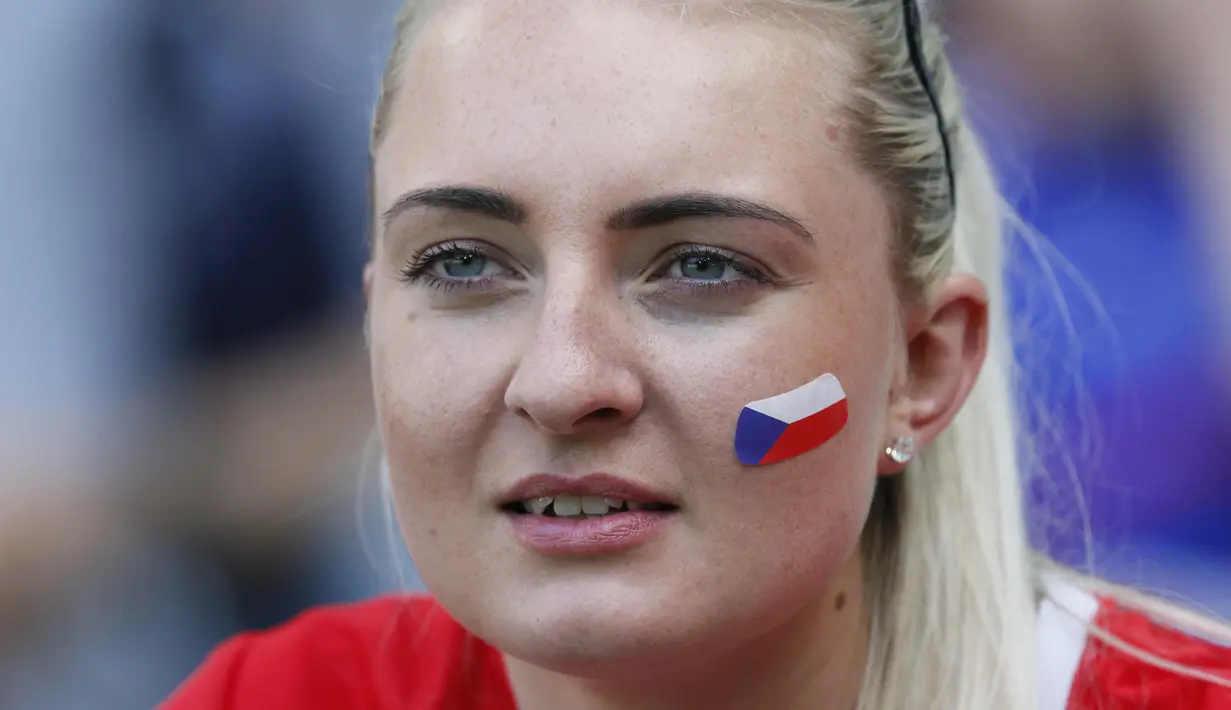 Fans cantik asal Republik Ceska ini tengah serius menonton laga timnya melawan  pada grup D Piala Eropa 2016 melawan Kroasia di Stade Geoffroy-Guichard, Saint-Etienne, prancis, (17/6/2016).  (REUTERS/Robert Pratta)