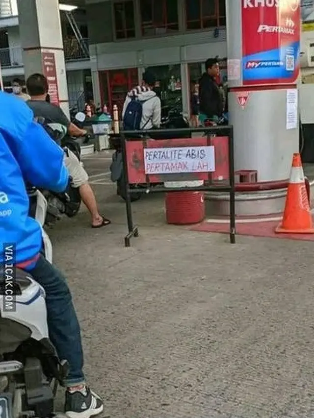 6 Potret Tulisan Bensin Habis Ini Kocak, Pembeli Enggak Jadi Emosi