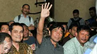 Haji Lulung melambaikan tangannya saat menghadiri persidangan kasus UPS di Pengadilan Tipikor, Jakarta, Kamis (4/2/2016). Lulung mengaku senang, Ahok mau hadir memberikan kesaksian untuk terdakwa Alex Usman . (Liputan6.com/Yoppy Renato)