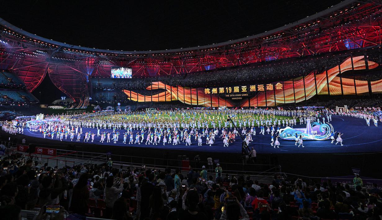 Kemeriahan upacara penutupan Asian Games 2022 yang berlangsung di Hangzhou Olympic Sports Centre Stadium, Hangzhou, China pada Minggu (08/10/2023). (AFP/Jung Yeon-je)